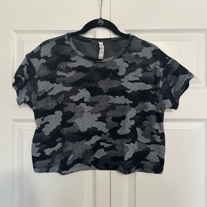 Lululemon camo cropped short sleeve